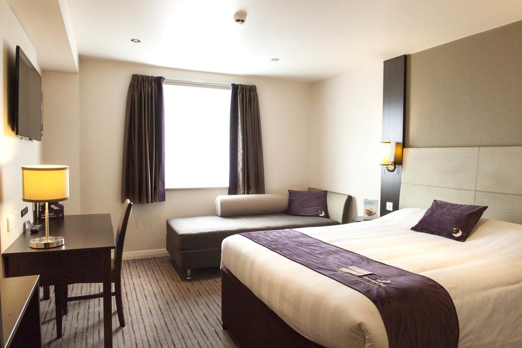 Premier Inn London Uxbridge Exteriör bild